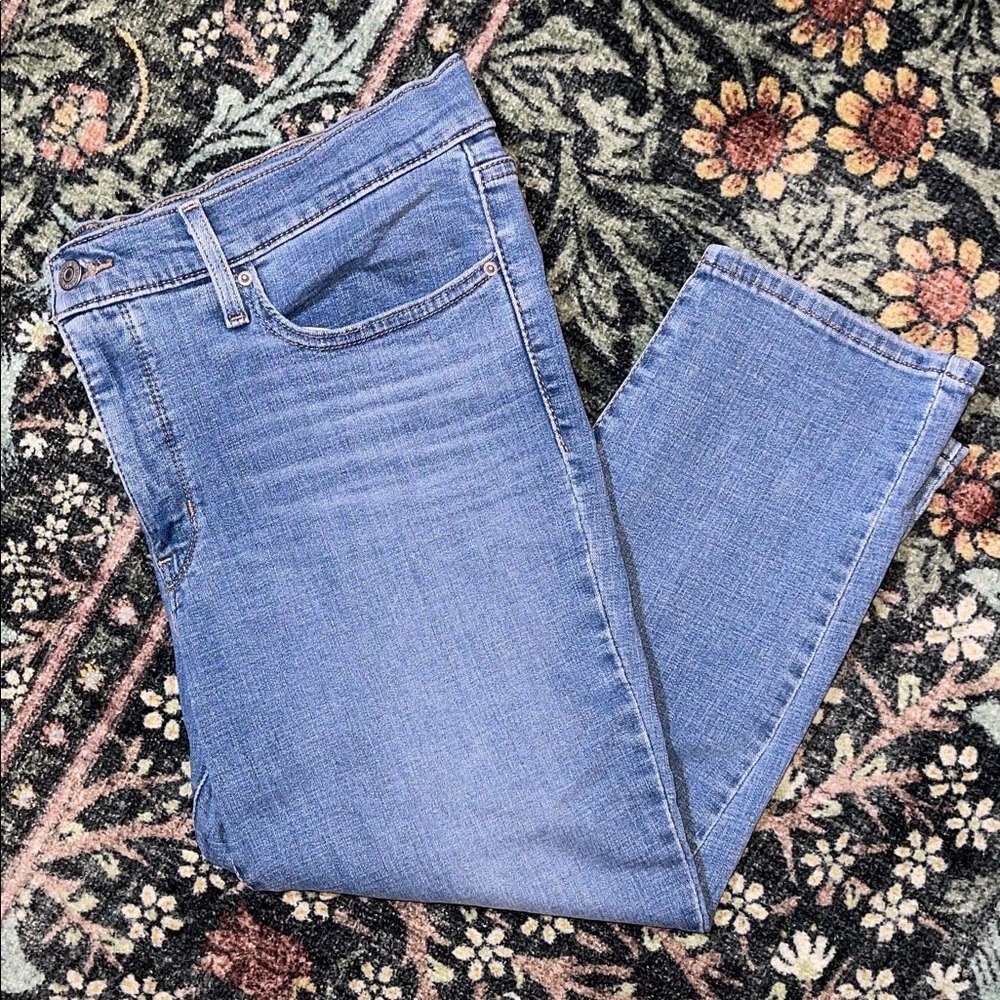 Levi’s Classic Blue Women's Shaping Capri Skinny Jeans